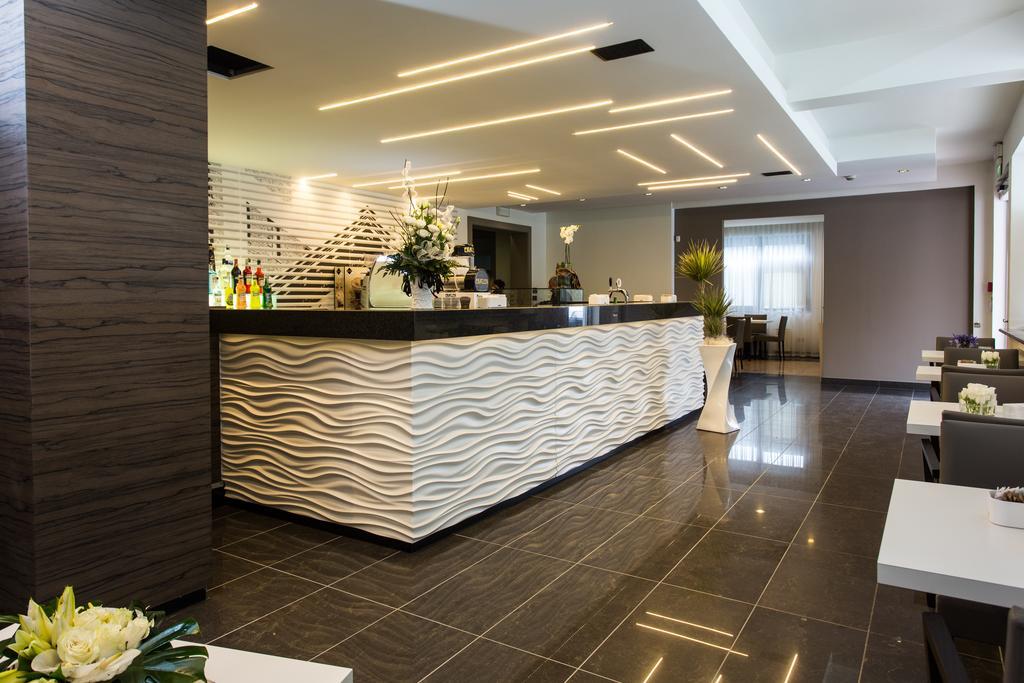 Street Hotel โคมัคคิโอ ภายนอก รูปภาพ